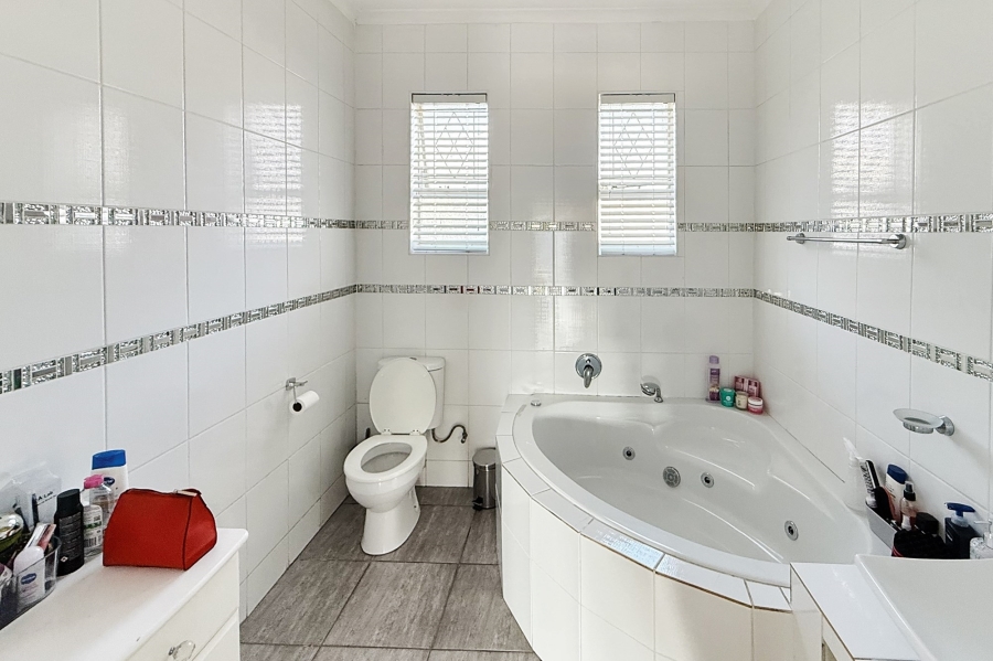4 Bedroom Property for Sale in Monte Vista Western Cape